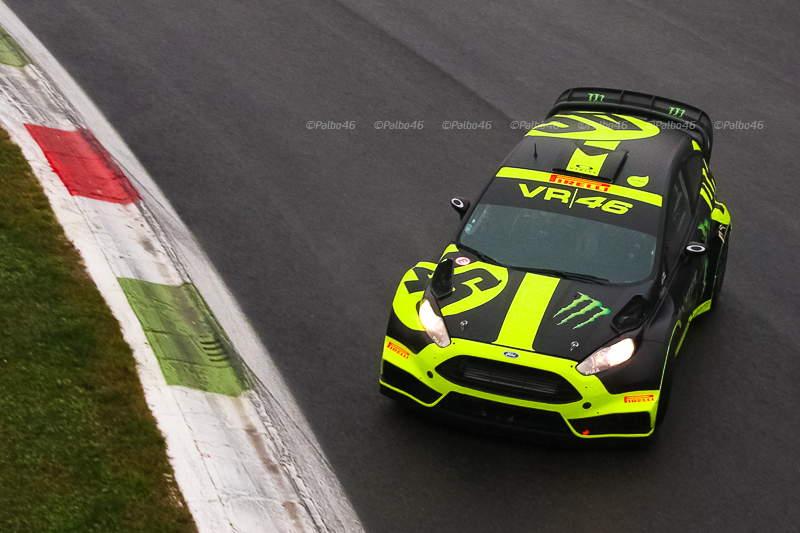 Palbo46_Rally's tweet photo. The right way to take the "Parabolica" @ValeYellow46 #MonzaRallyShow http://t.co/0HkFHFrf0j