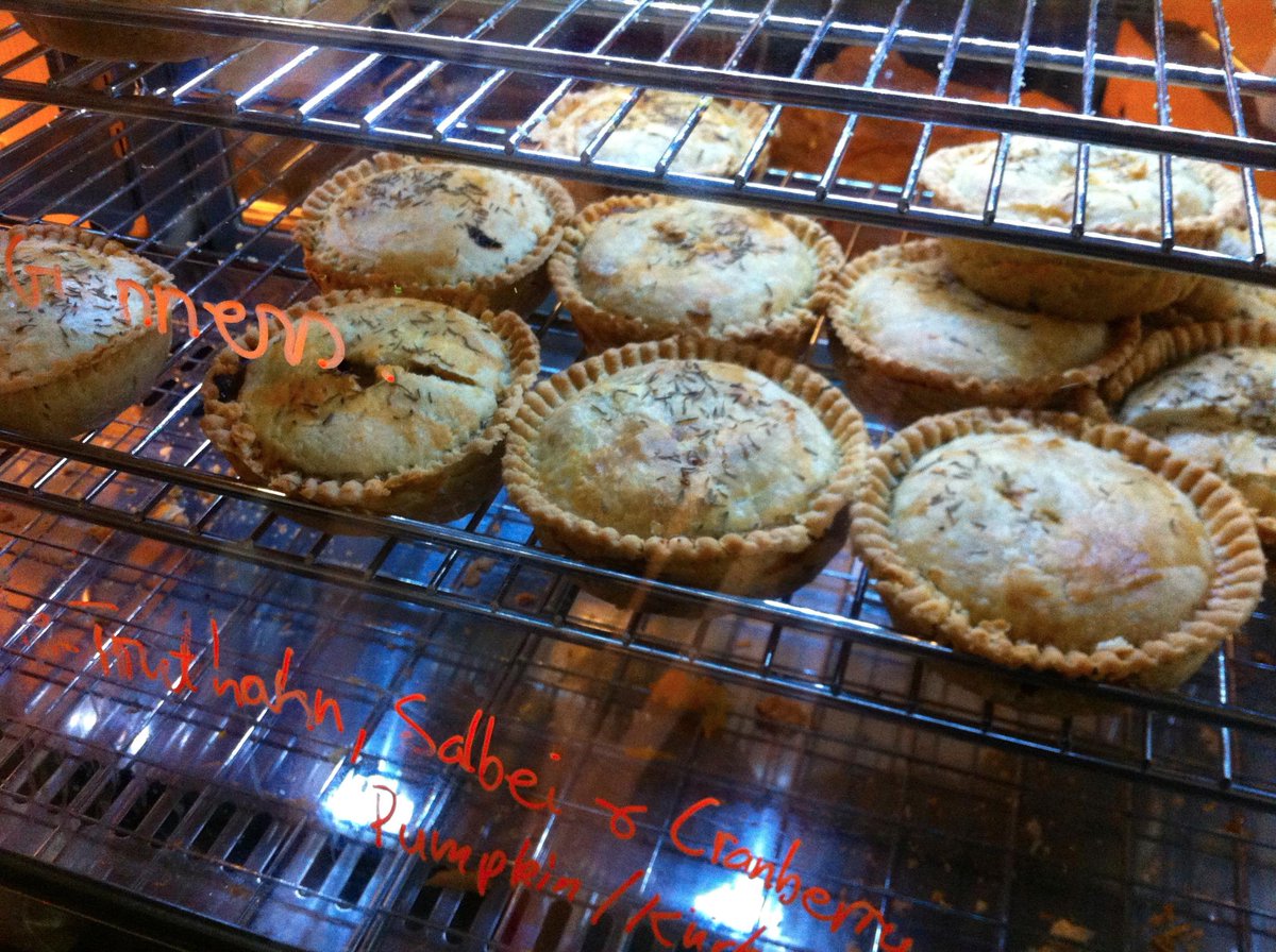 FiveEuroFeed's tweet photo. Oh hello, you good little pies! http://t.co/wzDwqaPF1r @helloGoodPie_de http://t.co/cIsxSYF82y