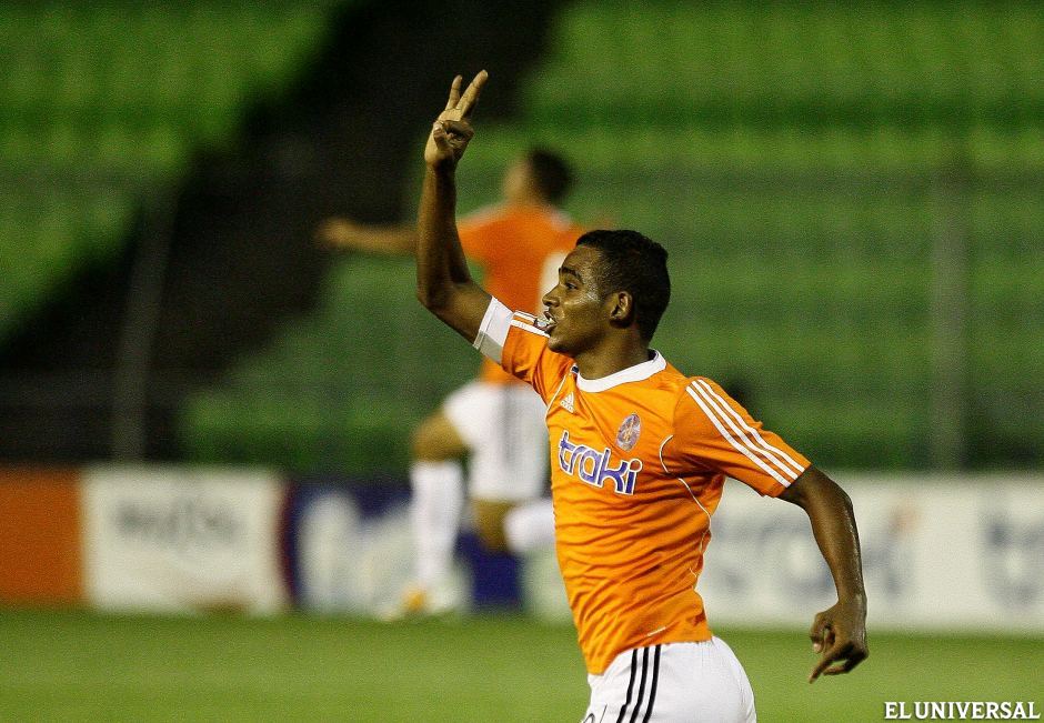 ElUniversal's tweet photo. Oscar González fue el salvador del Deportivo La Guaira en el inicio de la final de la #CopaV.. http://t.co/uA9oT2IQPj http://t.co/jODrg4bjZu