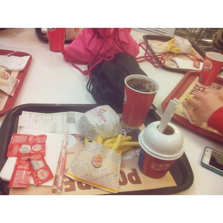 encarnigemela's tweet photo. Cenando en el Burguer King con las marranas estas @JenniMartinez95 @beleenqsd @aurorasegura17 @95_zocatilla #nillo :) http://t.co/HDy2vhdGWT