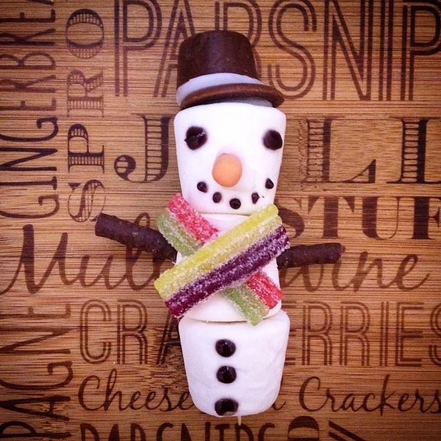 foodiequine's tweet photo. Do you wanna eat a snowman? #marshmallows #matchmakers #rolo #tictac #chocolatebutton #olaf #frozen #snowman #swe... http://t.co/hbkZjL5Rrt