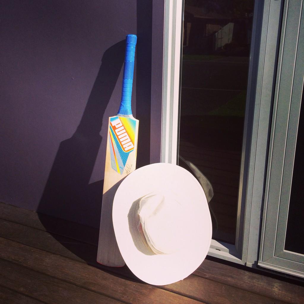 lulutomo1's tweet photo. RIP Phillip Hughes #RIPPhilHughes #putoutyourbats #thoughtsforabbott http://t.co/N3xqx76NHE