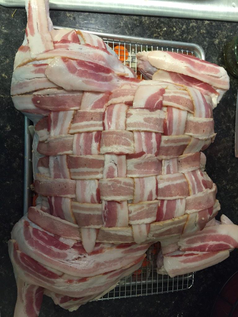 SteveBotsford's tweet image. It's bound to be a great day #HappyThanksgiving #rubsomebacononit  #spatchcocking @RELEVANTpodcast