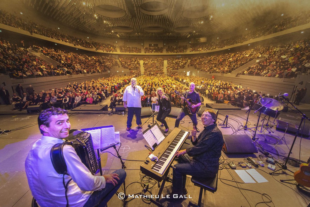 Mathieulegall's tweet image. L'Aréna survoltée cette après-midi pour la grande finale des tréteaux chantants 2014 !! #brest #concert #dingo