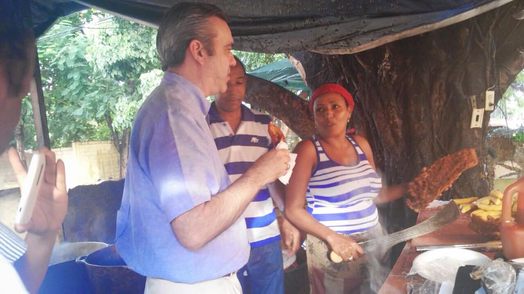 luisabinader's tweet photo. En La Cementera de la Circ.2 del D.N. hago una parada en "D' Bonilla Chicharrón Ligth" los recomiendo.Gracias Amparo! http://t.co/qea67GrrIh