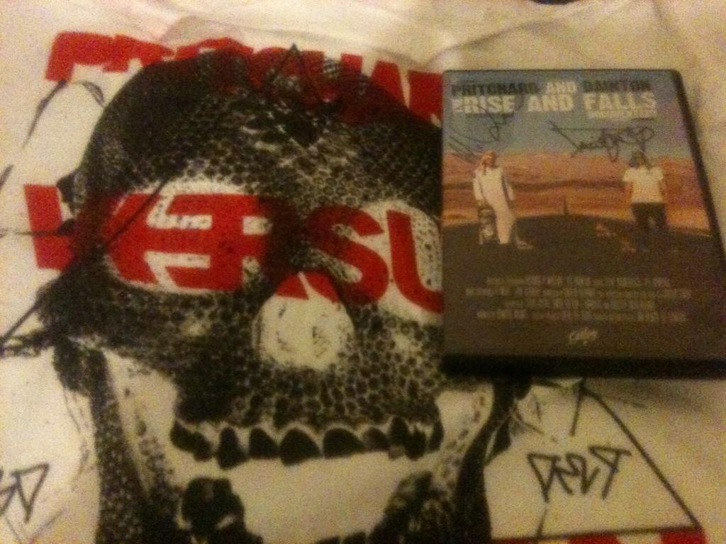 AshleyLake's tweet photo. @pritchardswyd @dainton happy to come home to this made my day #PvsD #RiseAndFalls http://t.co/0QT7BaVHhz