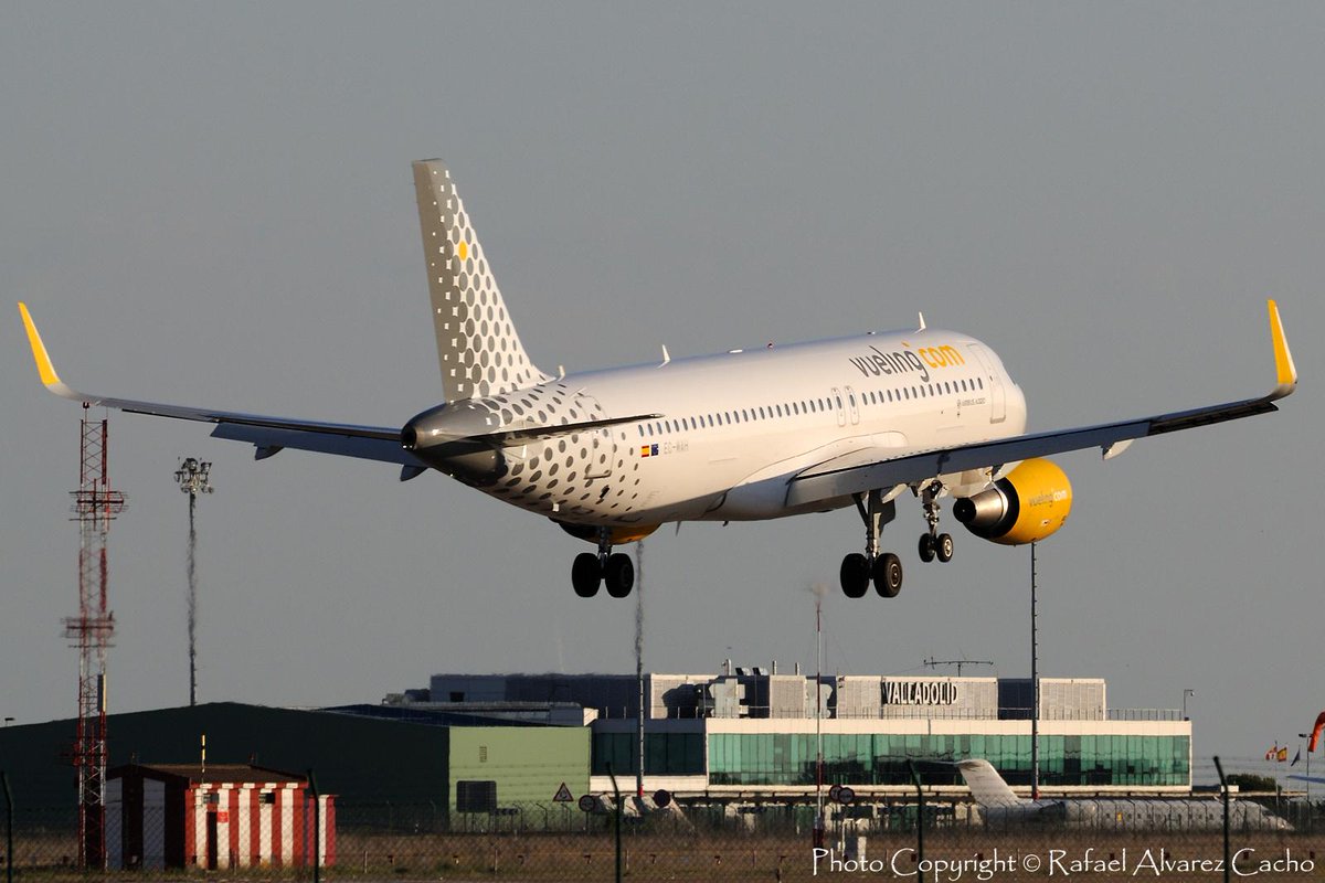 AlvarezCacho's tweet photo. Desde @Aeropuerto_VLL podemos buscar muchos destinos de @vueling con un #VuelingClick y una cómoda escala en #BCN http://t.co/kkM8VP2M1O