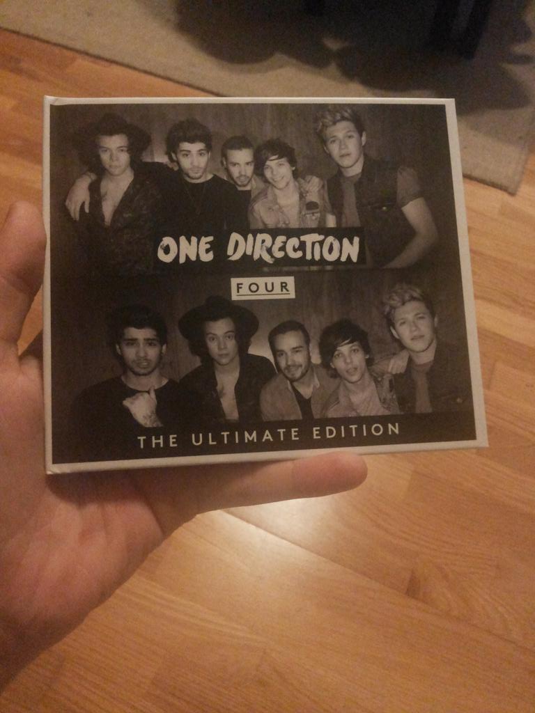 Katt_Almeida's tweet photo. Look what I get today!OMG so perfect!It brings some Portuguese Directioners photos!Perfect!*-* @onedirection #1Dfour http://t.co/MP1XBeUon2