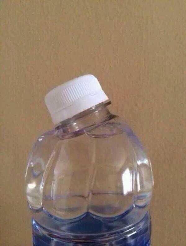 MejoresTwits's tweet photo. Esta es tu reacción cuando alguien te da un beso en el cuello.. 😏 http://t.co/svernNWc9e