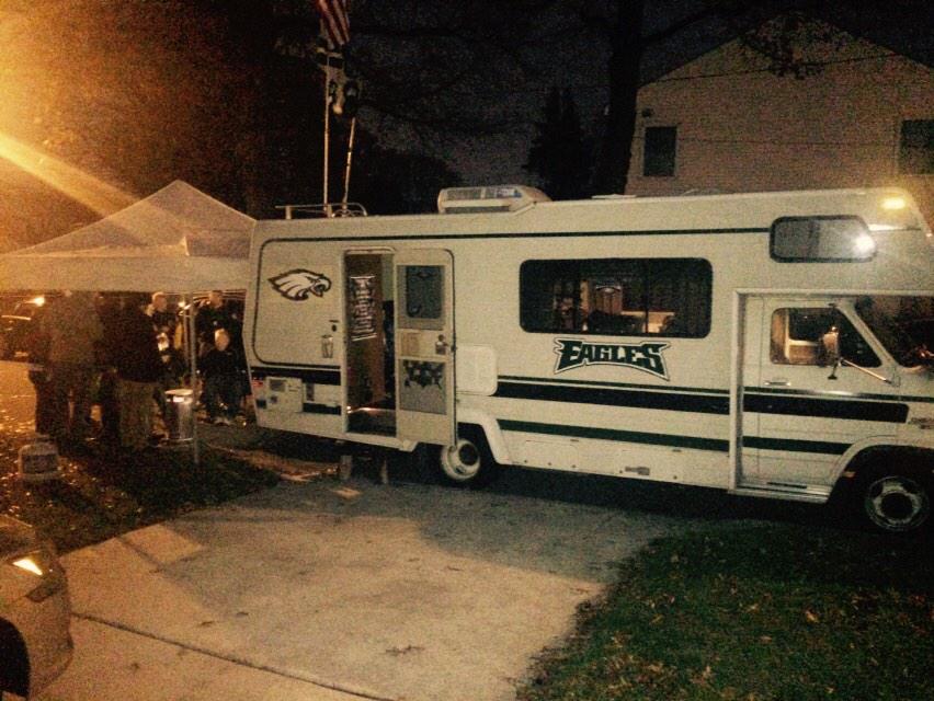 MattyEv25's tweet photo. Happy Thanksgiving!! Eagles tailgate in the middle of dinner!! @6abc @Eagles @EaglesInsider @ACOLL07 @jimevanitsky http://t.co/w8asj38q9w