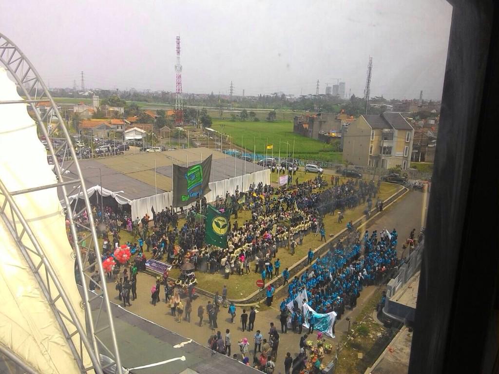HMSK_TU's tweet photo. #ParadeWisuda2014 #TOTF http://t.co/Y3Do58gbV8