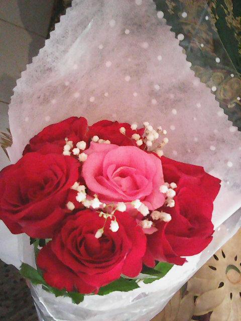 nadiafhalsa's tweet photo. Thanks for the beautifull roses baby @Jackshireza :*:*:* http://t.co/83PNyaVlgR