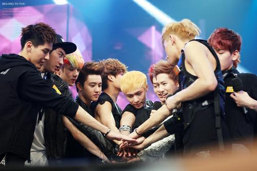 Moment_SUHO's tweet photo. 몸과 마음이 병들어도 꽃은 꽃잎을 맺는다
꾸벅꾸벅 조는 늙은 뻐꾸기에겐 
옛 꿈조차 달콤하고
잎이 떨어질 적마다 
덩달아 눈과 가슴도 흐려지니
한 순간이라도 좋으니 이 몸, 
불길을 끌어안는 나방이 되리.
https://t.co/ui8Su0EtoN