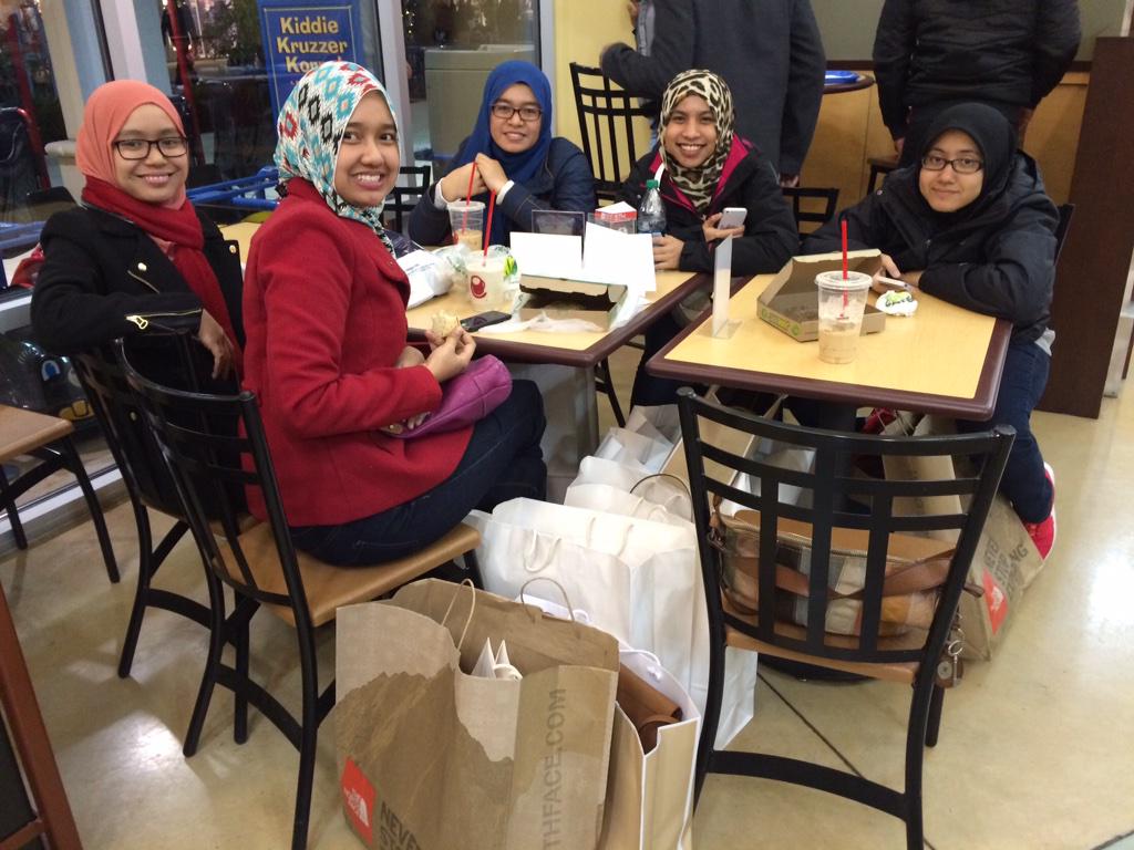 fai_ibrahim's tweet image. First round done. 2 more rounds to go 👜👝👛👠👢👚👗🎽👔 -with @ArinaaKamarul and others