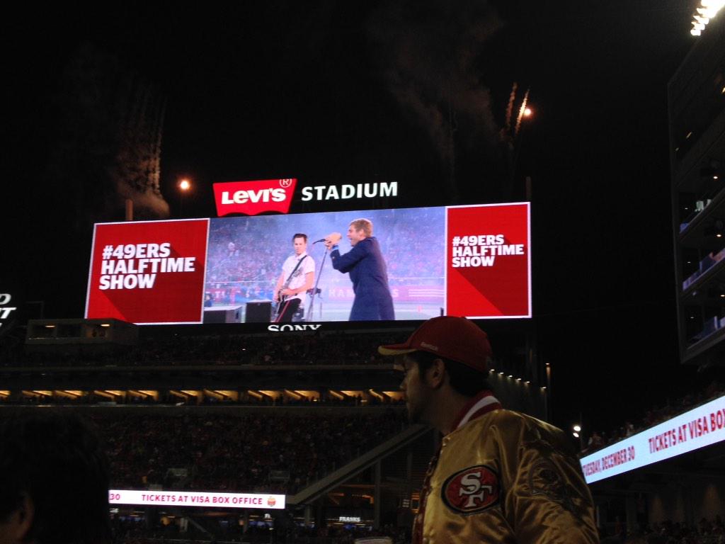 #49ersHalftimeShow really, did that just happen? Hate to say it but Dallas won halftime show!