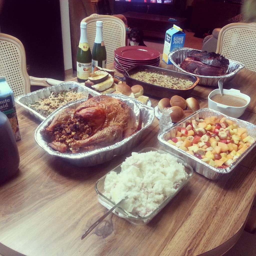 giantkilla_274's tweet photo. My #Thanksgiving Dinner tonight. Mmm #GKinLA http://t.co/tK0dcHCAU5