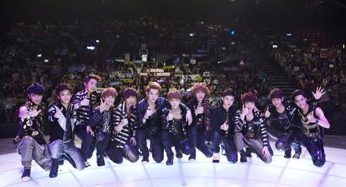 Moment_SUHO's tweet photo. 한숨 자고 일어나면 있을 것 같았지.
나쁜 꿈이 아니라서 마음 놓였는데.
https://t.co/l1qmwr8rAf