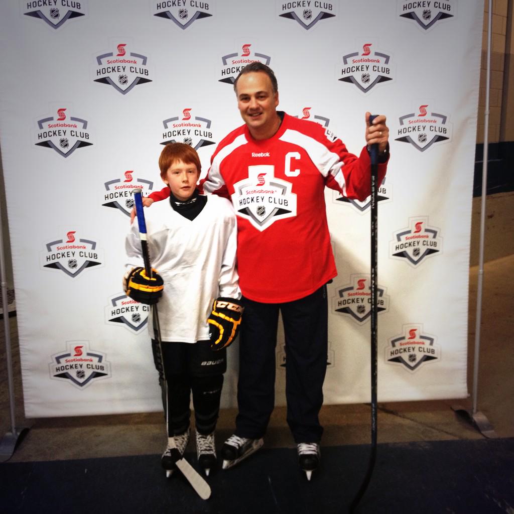 Q_CountrySports's tweet image. .@scotiahockey surprises #Bdnmb Pee Wee Wheat Kings with visit from @NHLJets great Dale Hawerchuk.