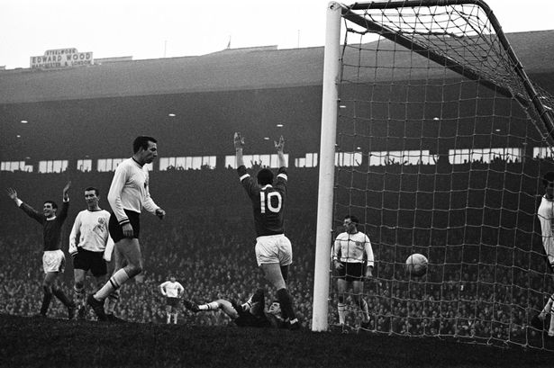 MUFC_Gallery's tweet photo. 28th December 1963: 50th anniversary of George Best first goal for United. http://t.co/pB1B7LNG8k