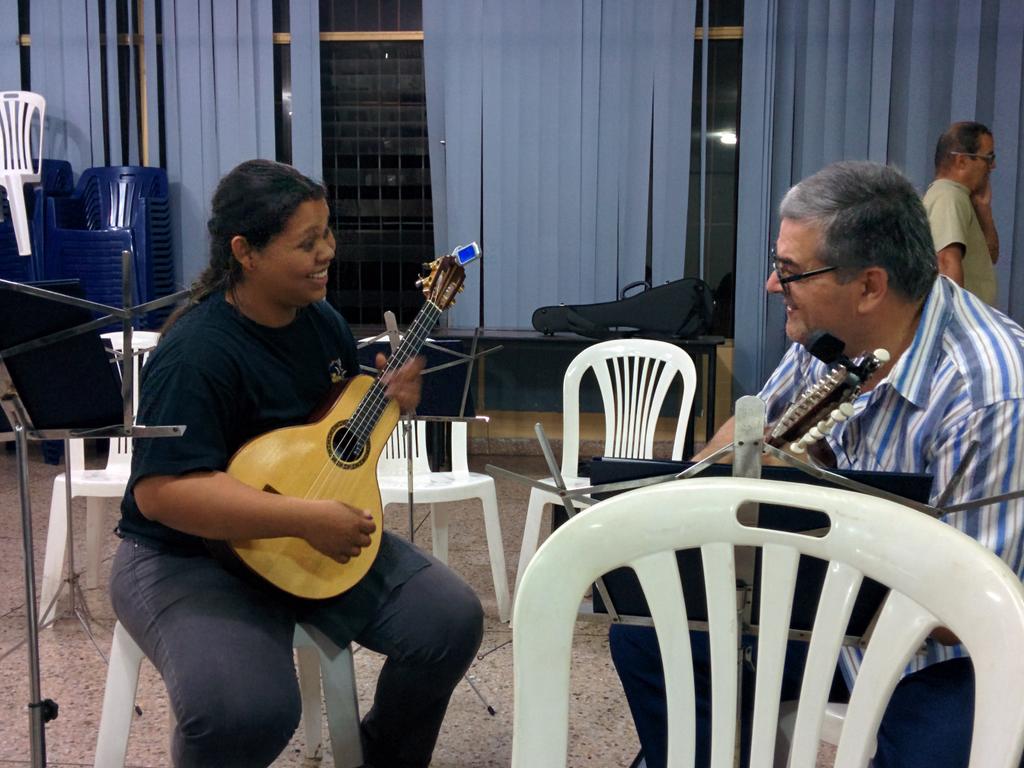 arcopua's tweet photo. Ensayando con el maestro @bandolinduq (y de paso aprendiendo las historias de las piezas) http://t.co/FV0qN6wbPb