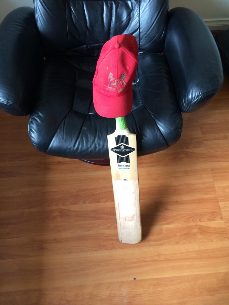 prezpcc's tweet photo. #putoutyourbats #RIPPhilHughes #SupportSeanAbbott http://t.co/Q9aiJqE2Vw