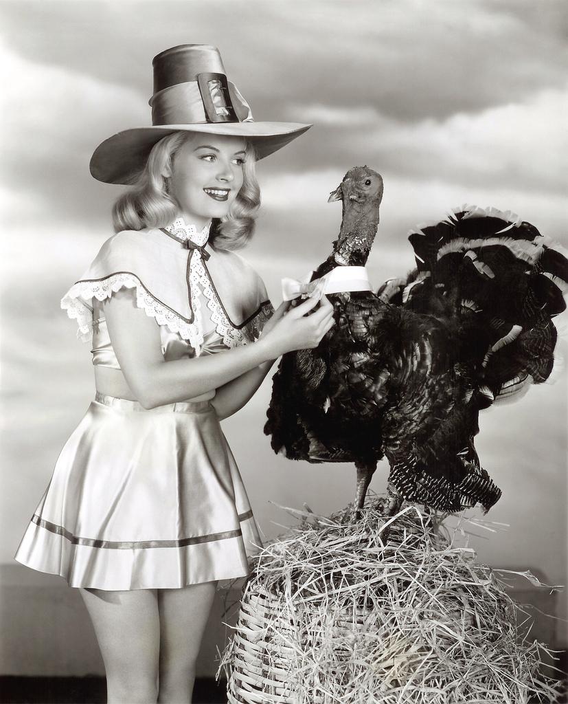 BeeVintageYYC's tweet photo. Happy Thanksgiving Neighbor!!! http://t.co/uU7HMITAG1