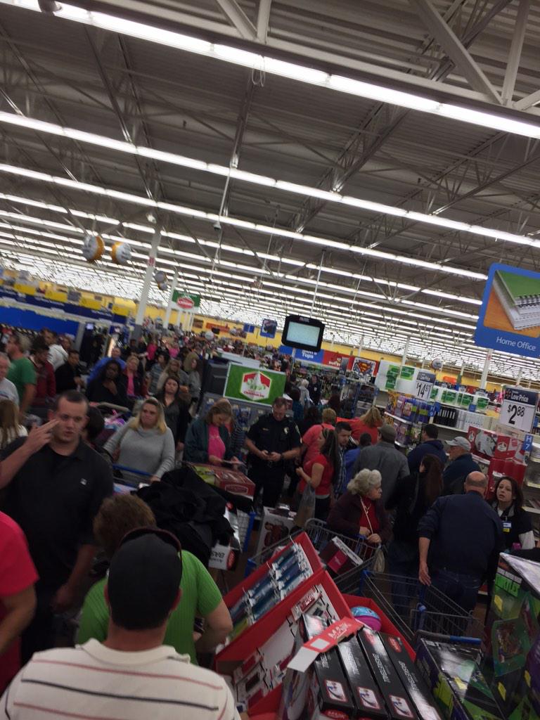 AJHoward91's tweet photo. Black Friday Fun!! #craziness #BlackFriday #omg #HappyThanksgiving http://t.co/UUHwvELQsY