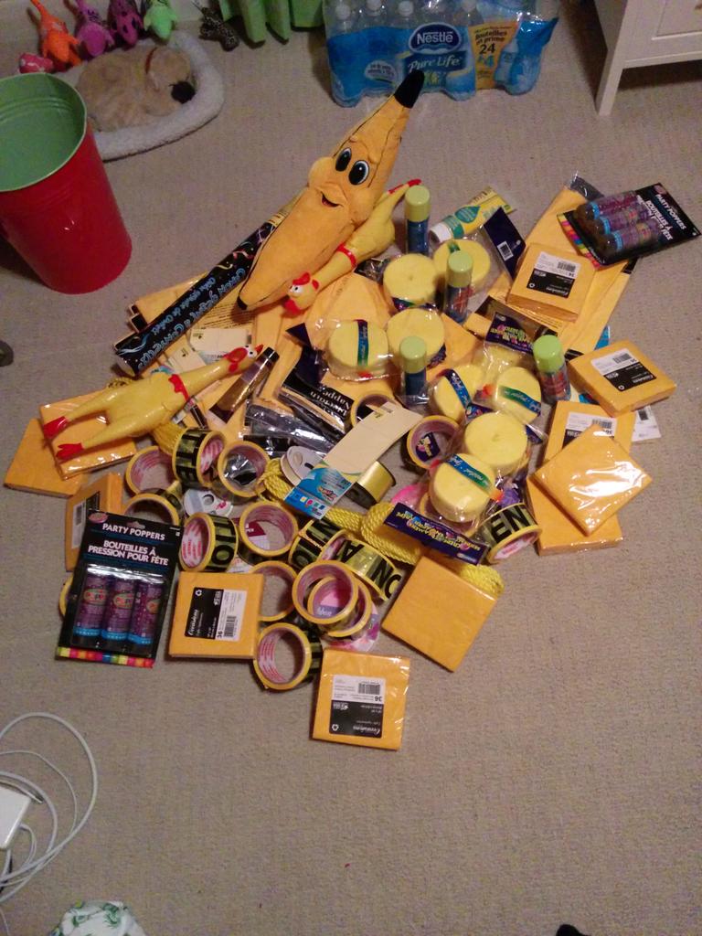 RebelDreamer217's tweet image. READY FOR ANYTHING!!!!! #2015 #SPIRITWEEK #YELLOW #finalYearProblems @NOTREDAME_AC @GradsNd