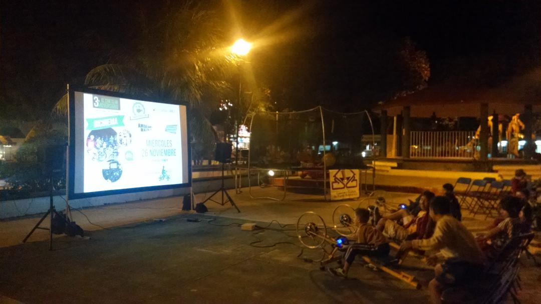el_cineclub's tweet photo. Todo listo en #PuertoMorelos #3erAniversario #CompartiendoCine con @Cine_ToTo @IMCINE @vocescontra #Azulintangible http://t.co/kFqHYZ2Pm0