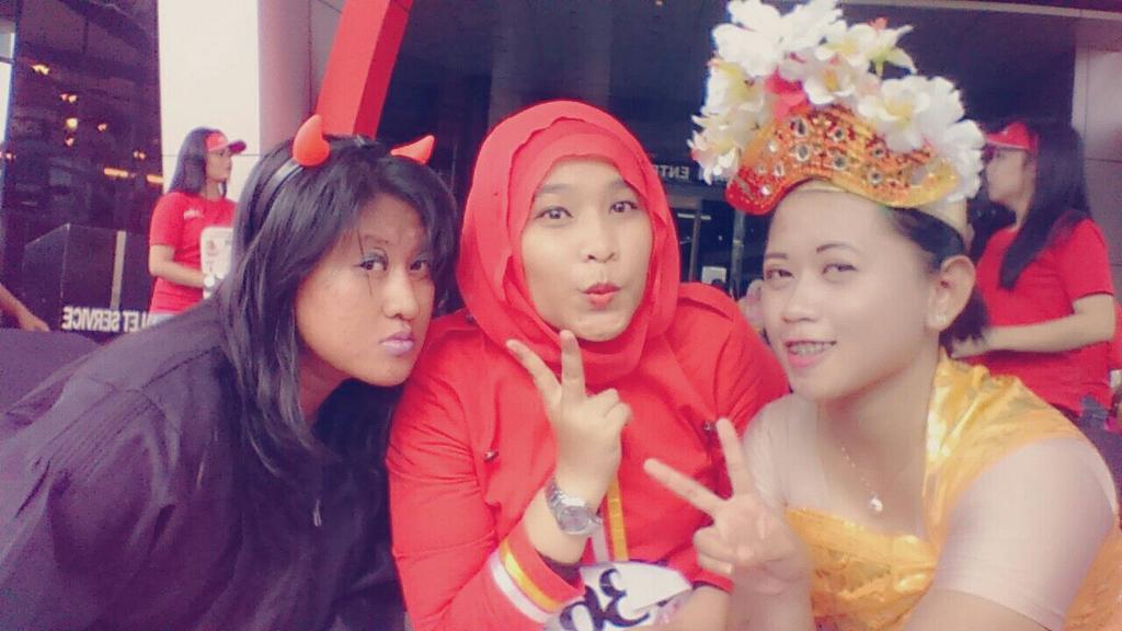 thamie_quw's tweet photo. @7ElevenID persiapan #selfierun2014 with us unique costum http://t.co/9JX3yQLnE9
