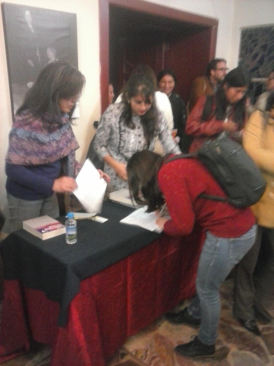 jgsebas's tweet photo. #ntcpuce enorme fila para recibir el libro . http://t.co/vYjwcq1SFE