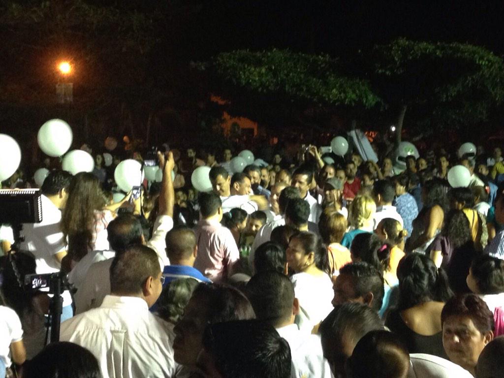 gobiernocolima's tweet photo. Encabeza @gobernador_mam arranque municipal y cierre estatal de #ColimaOnLine en Manzanillo, con ambiente festivo http://t.co/dNL06dhzPH