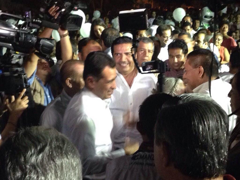 SEIDURColima's tweet photo. Arriban @gobernador_mam @jfmoran88 y @Rafa_Gutierrez_ al arranque #ColimaOnLine en Manzanillo http://t.co/ZkkwPR8oK7