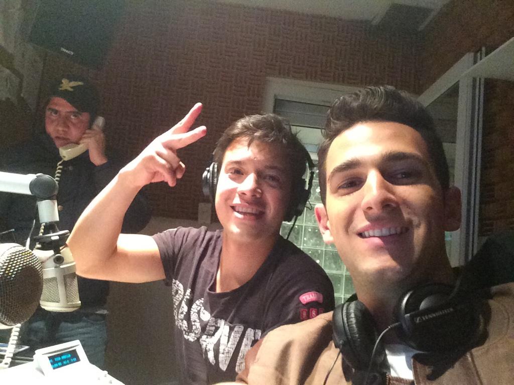 musicmandomx's tweet photo. En cabina con mi compa @oscarelfrodo @977_fm http://t.co/j3RKbjF08u
