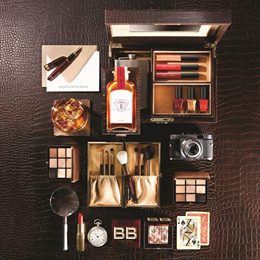 "스카치 온 더 락 컬렉션은 섹시함과 강인함 그리고 자신감을 한 번에 보여줄 수 있는 화려한 홀리데이 컬렉션이죠." -Bobbi Brown
스카치 온 더 락 컬렉션 : goo.gl/U8aiDt