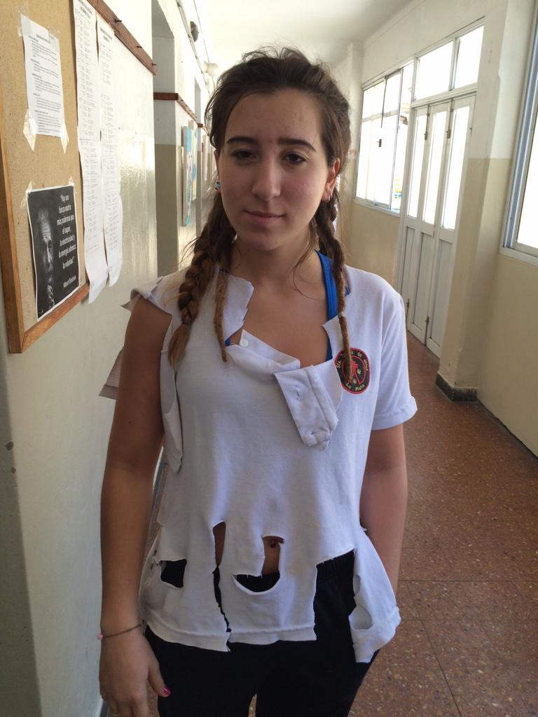 JessSaez's tweet photo. La pendex de la familia termino el colegio con harapos #egresada #facultativa http://t.co/pCc6ABsiXG