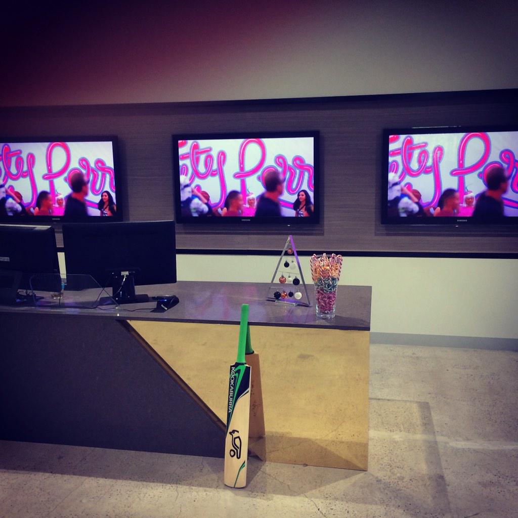 timmcgr's tweet photo. @DaintyGroup #RIPPhilHughes #63notout #SupportSeanAbbott #BatsOut http://t.co/O4GcwdLWTf