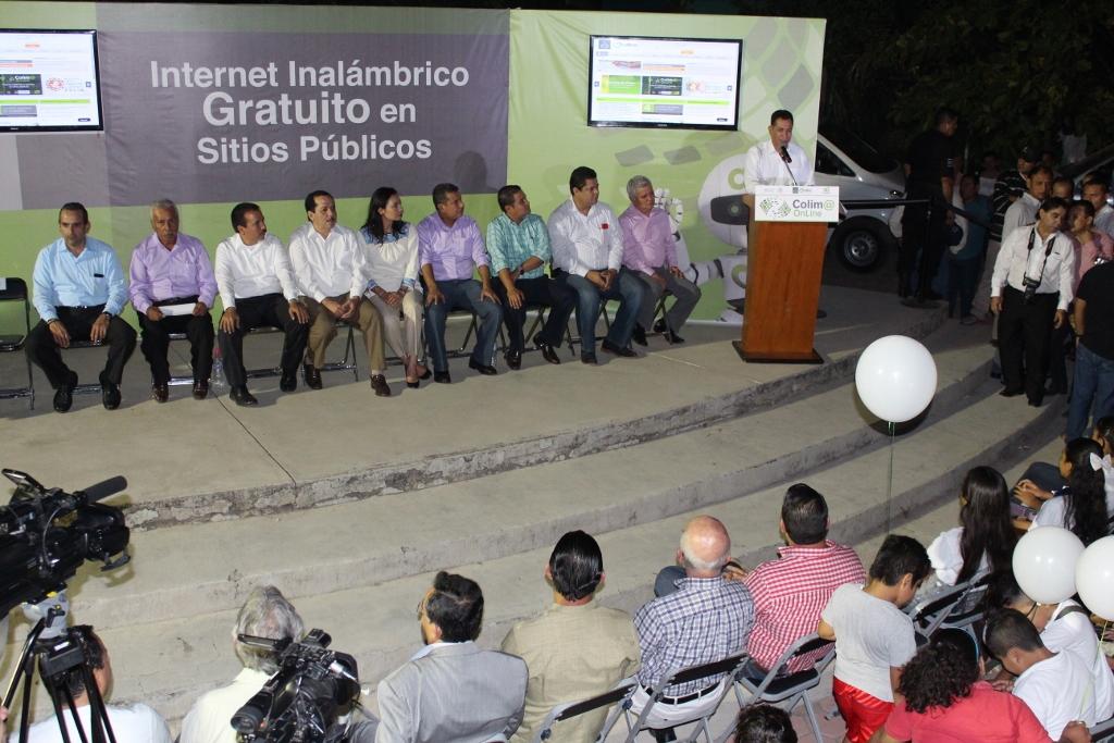 Mely_Romero's tweet photo. En #Manzanillo, con el @gobernador_mam en el cierre estatal del programa #ColimaOnline, Internet gratuito para todos. http://t.co/JHTruLFGzN