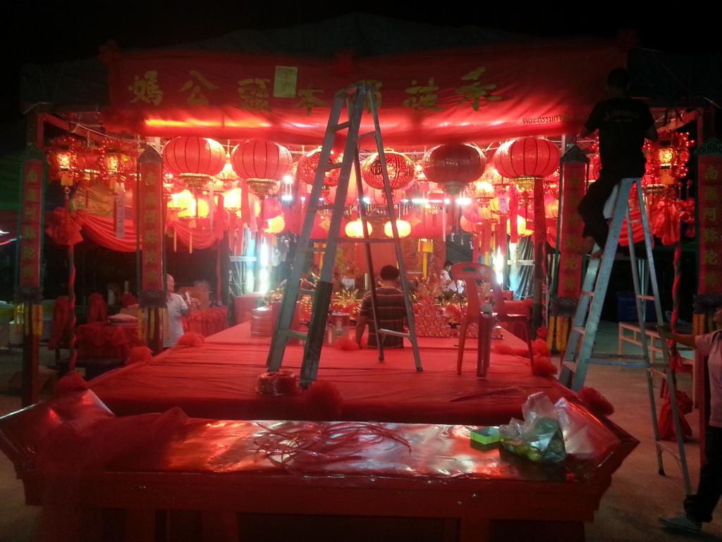 somsakboon37's tweet photo. งานแห่งความยิ่งใหญ่และเป็นเกียรติยศ อันอบอวนด้วยความสุขด้วยบุญกุศล ของคนตาพระยา ได้เวียนมาอีกครั้งหนึ่งในรอบปีครับ http://t.co/ORoIKcDCCf