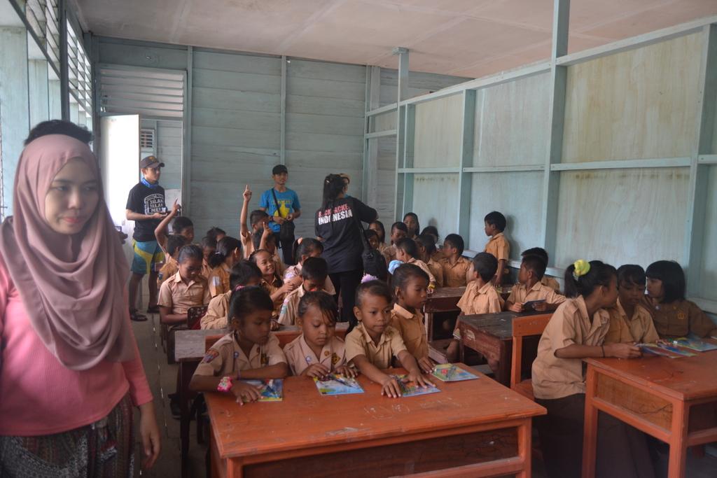 noru_chan's tweet photo. Voluntourism is my style,wisata smbil bagi² buku utk Sekolah didaerah trpencil Cc @TripTrus #1Traveler1Book #Triptrus http://t.co/iPiOkPu9w0