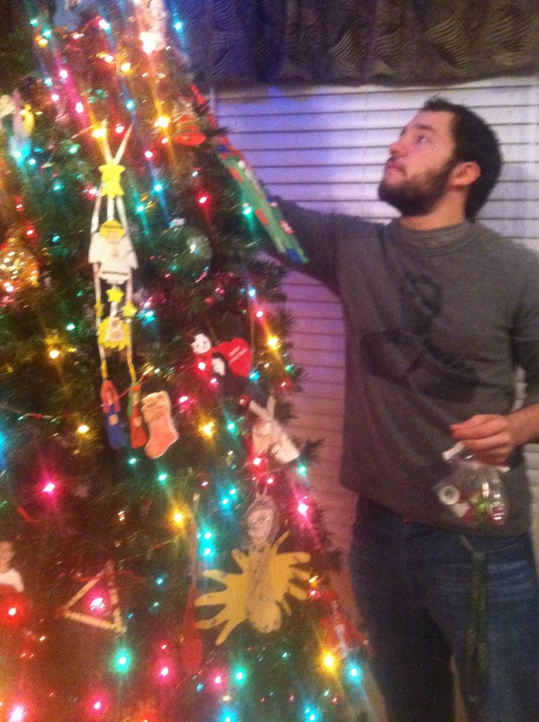 Makaelaaaaa's tweet photo. Christmas tree decorating and getting to see my best friend☺️ http://t.co/8yE8ryTS8e