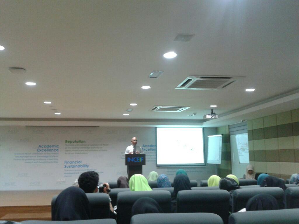 isramy's tweet image. En. @bakarque81 , #Director of Operations, enlightening 75 visiting UITM students about #ISRA @Twt_UiTM @WargaUiTMN9