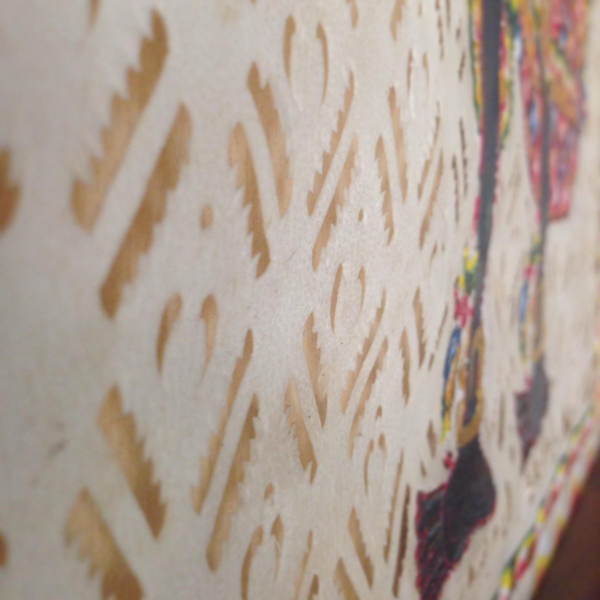 Private_Villa's tweet photo. Javanese traditional Wayang manually carved in cow skin, with a teak wooden hand carved frame. #art #painting #bali http://t.co/YpBBjTE5Nv