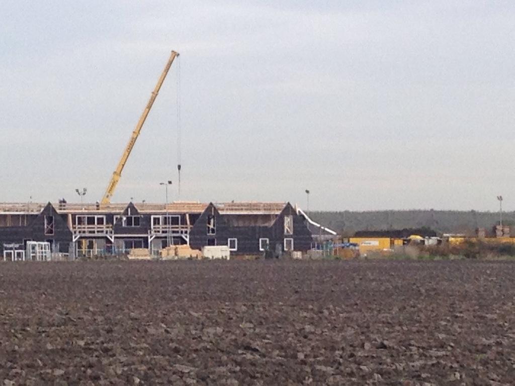 De contouren van <a href="/StrandparkDZK/">De Zeeuwse Kust</a> zijn al goed zichtbaar. Kraan <a href="/FraanjeBouw/">Fraanje B.V.</a> hijst de laatste galerijplaten erin