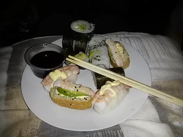 liandriw's tweet photo. I. Live. For. Sushi. ♡ #sushi #fordays http://t.co/P9xxXdHlDb