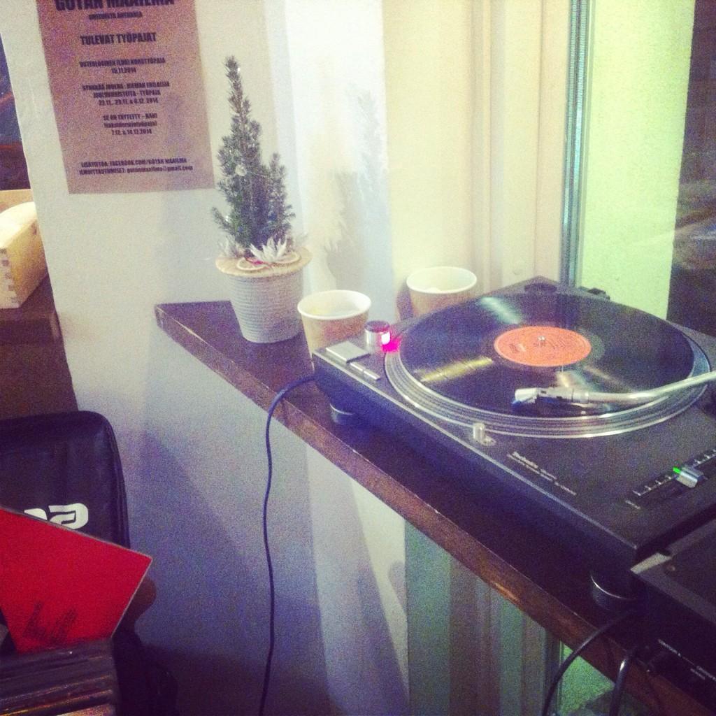 wejazzhelsinki's tweet photo. #wejazz2014 #fiilis @Kahvilasavy just nyt #vinyl #jazz #helsinki #perjantai #wejazzdjs http://t.co/HSymvGqmpn