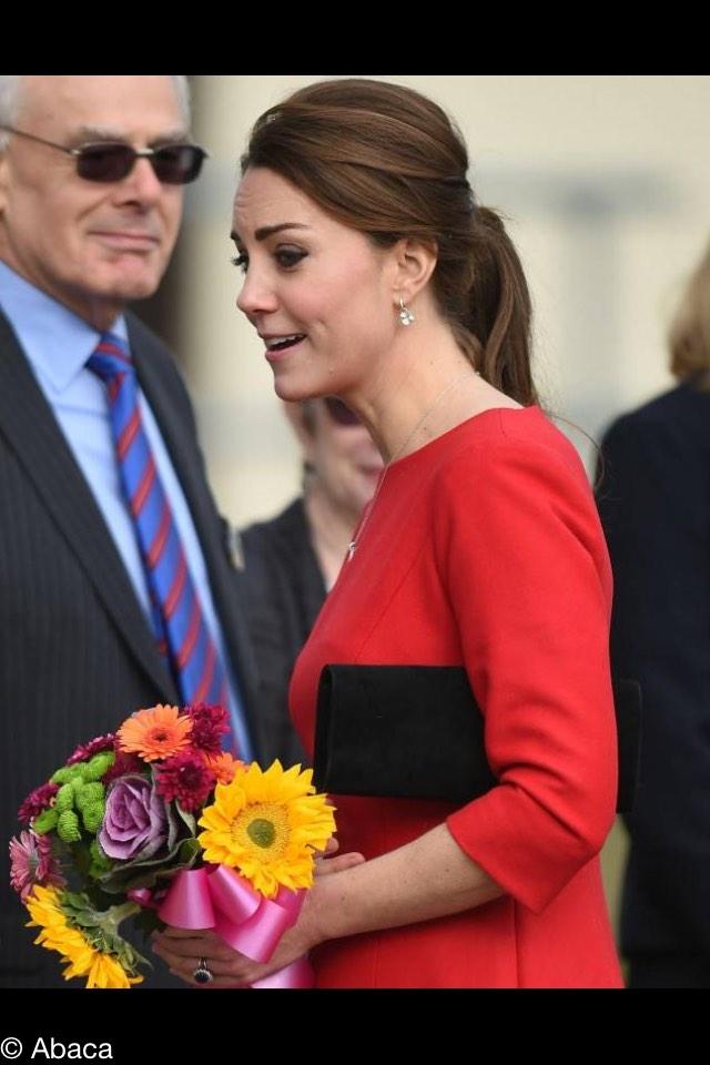 ELLEfrance's tweet image. Kate #Middleton en pleurs après sa rencontre avec une mère endeuillée bit.ly/1HKoqDv