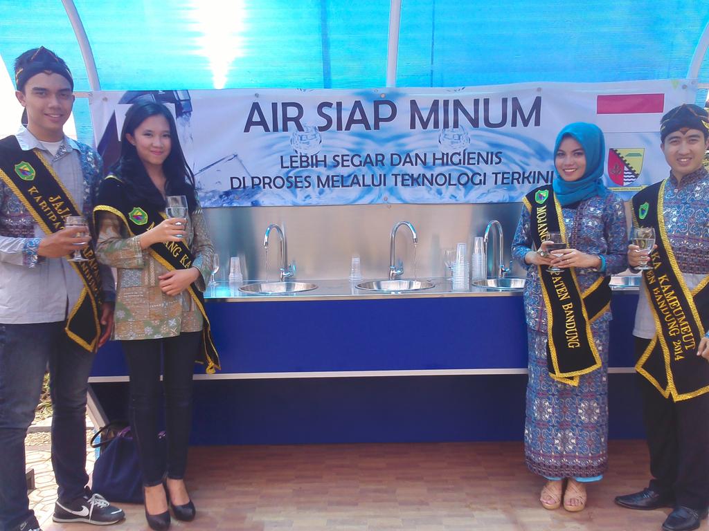 via <a href="/PamojaKabBdg/">MojangJajaka Kab.Bdg</a> : Peresmian Air Siap Minum oleh Bupati yg bekerjasama dgn Korea Selatan bit.ly/1xOpj5O