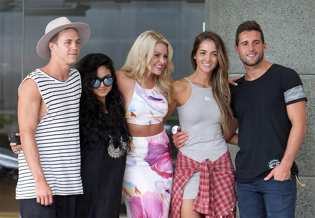aishabigbrother's tweet photo. 5 BABES IN ONE PICTURE @skyemwy @Aisha_Jade #Priyabbau #Travisbbau #Ryanbbau http://t.co/cMwYFWisrv
