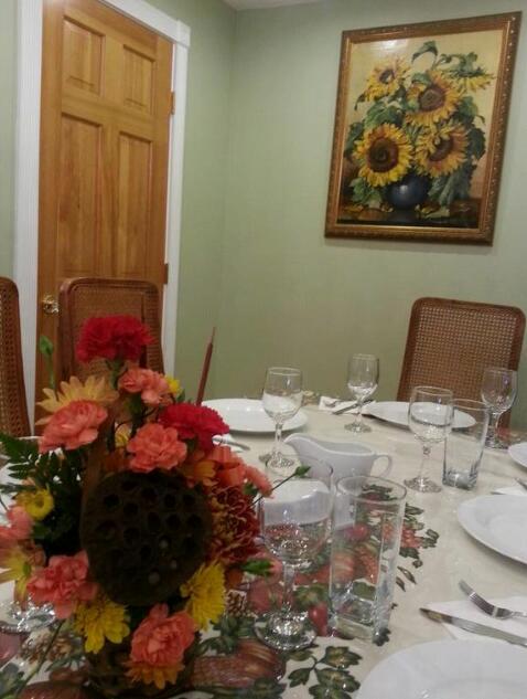 Talsky96's tweet photo. The awesome #tablesettings &amp; #centerpiece that my talented Aunt Bianca made for our Behar #thanksgiving! http://t.co/MRPVXWIH8C